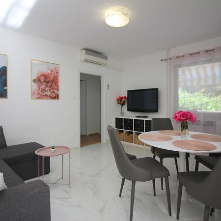 Modern Apartment Sabina With Nice Garden Poreč Eksteriør bilde