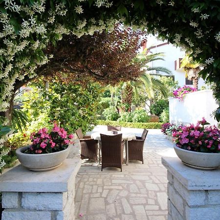 Modern Apartment Sabina With Nice Garden Poreč Eksteriør bilde
